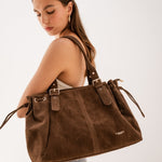 Sac cabas Garance chocolat porté à l'épaule, vue de profil