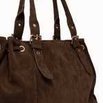 Sac cabas Garance chocolat détail de la boucle dorée et de l'anse