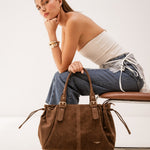 Sac cabas Garance chocolat posé au sol, femme assise