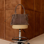 Sac cabas Garance taupe vue de face, posé sur un tabouret