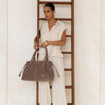Sac cabas Garance taupe porté à la main, femme debout