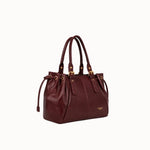 Sac à main Iria bordeaux vue de trois-quarts sur fond blanc