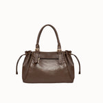 Sac à main Iria chocolat vue de face sur fond blanc, plan rapproché