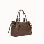 Sac à main Iria chocolat vue de face sur fond blanc, légèrement inclinée