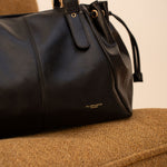 Sac à main Iria noir détail de la boucle dorée et du lien de serrage