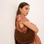 Sac à main Leya chocolat porté à l'épaule, vue de profil