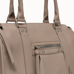Sac à main Noema beige détail de la poche zippée avant