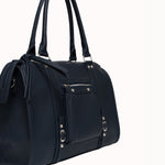 Sac à main Noema bleu marine vue de trois-quarts, poche avant zippée