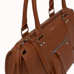 Sac à main Noema camel détail de la poche zippée et des anses